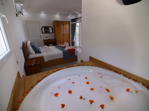  gece  -  Kasım
  | Kalkan Ordu'da Romantik Tatil: Jakuzili ve Özel Havuzlu Villa